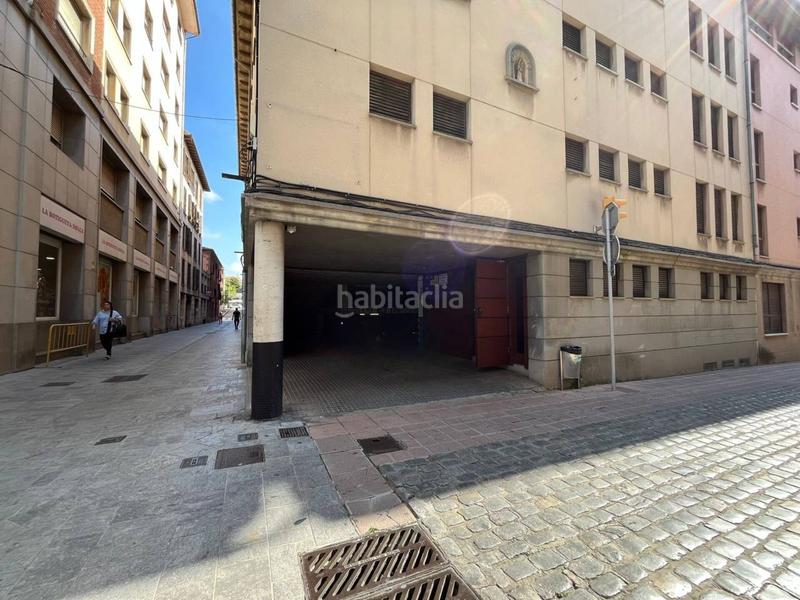 Foto 02611761-b640-45b8-989a-65871679975f. Parking voiture dans Centre Vic