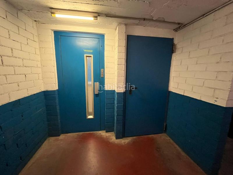 Foto 2c141ba3-cf9f-4955-a1a8-a35b0b50d515. Parking voiture dans Centre Vic