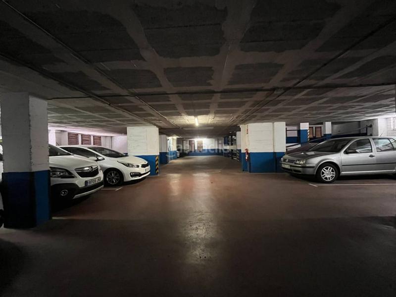 Foto bb9a5ecb-8d60-4d76-ba5d-e1ff8a641814. Parking voiture dans Centre Vic