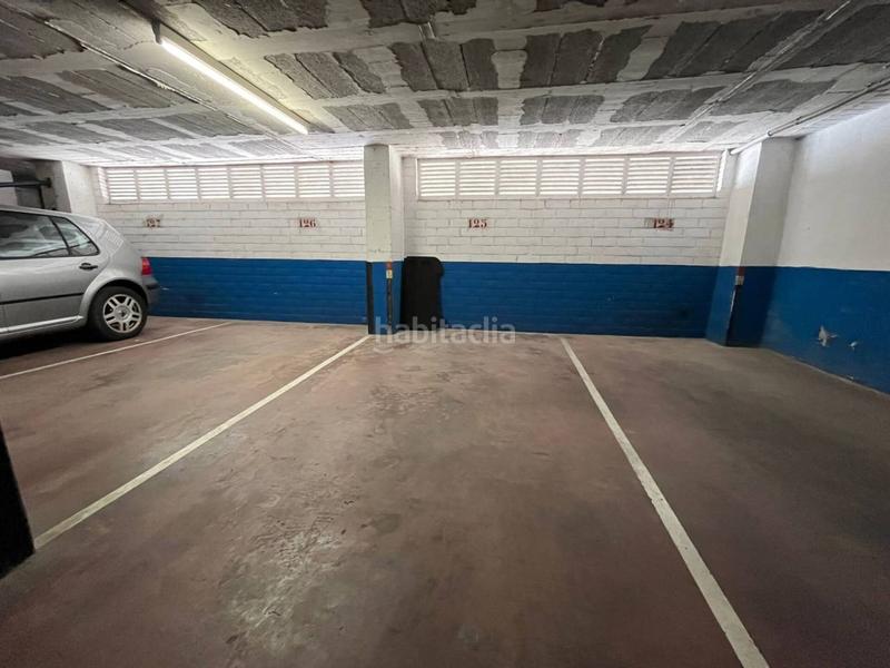 Foto dcabe1fd-e175-4477-bc65-c79b1fee63b8. Parking voiture dans Centre Vic