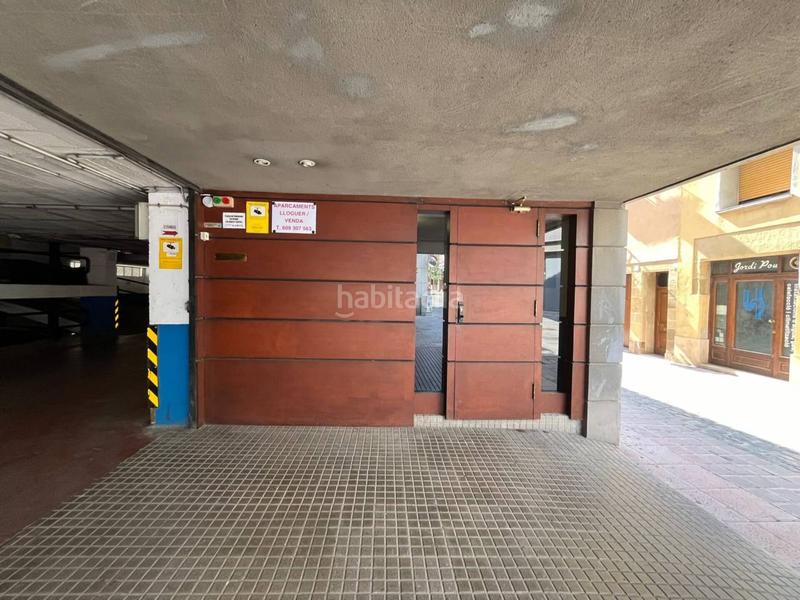 Foto e1aebebc-2cd5-4943-afd4-bf9113789806. Parking voiture dans Centre Vic