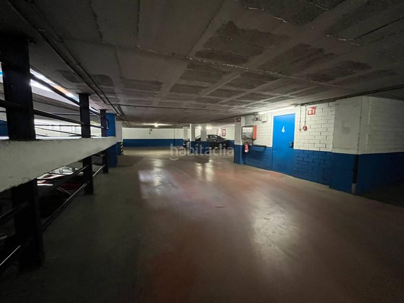 Foto fc12fcb6-db4c-491b-8c29-d8ade616d2a0. Parking voiture dans Centre Vic