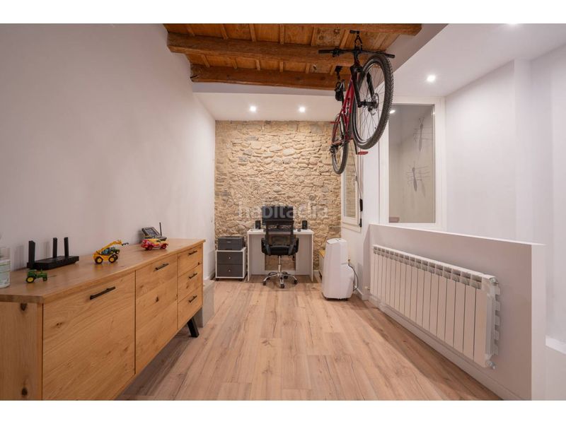 Foto 27eddbf8-c82d-444b-94a3-cca5b67644d2. Dúplex  en venta en Centre Vic