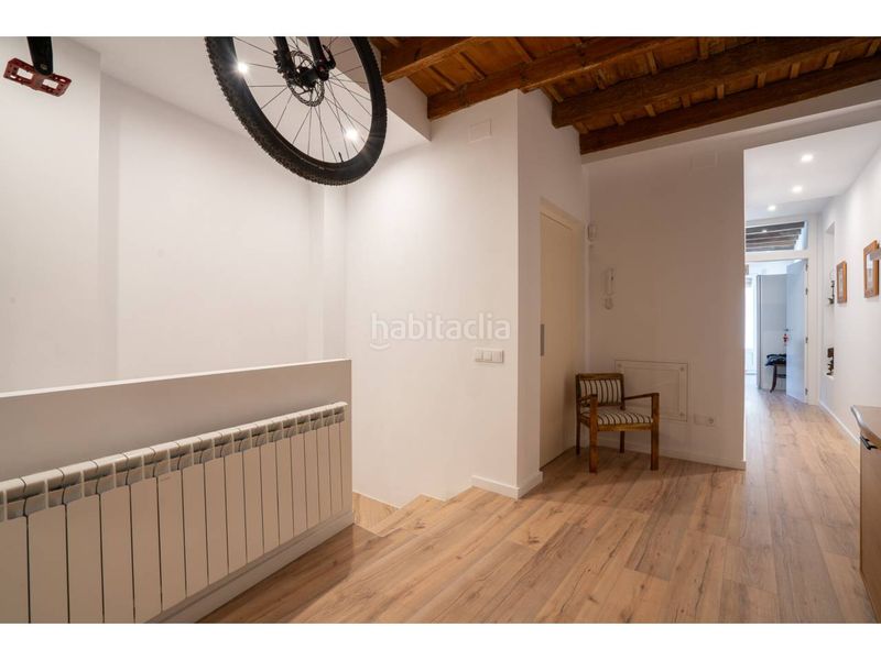 Foto 48c36524-e164-4be3-affc-3ad61870f753. Dúplex  en venta en Centre Vic