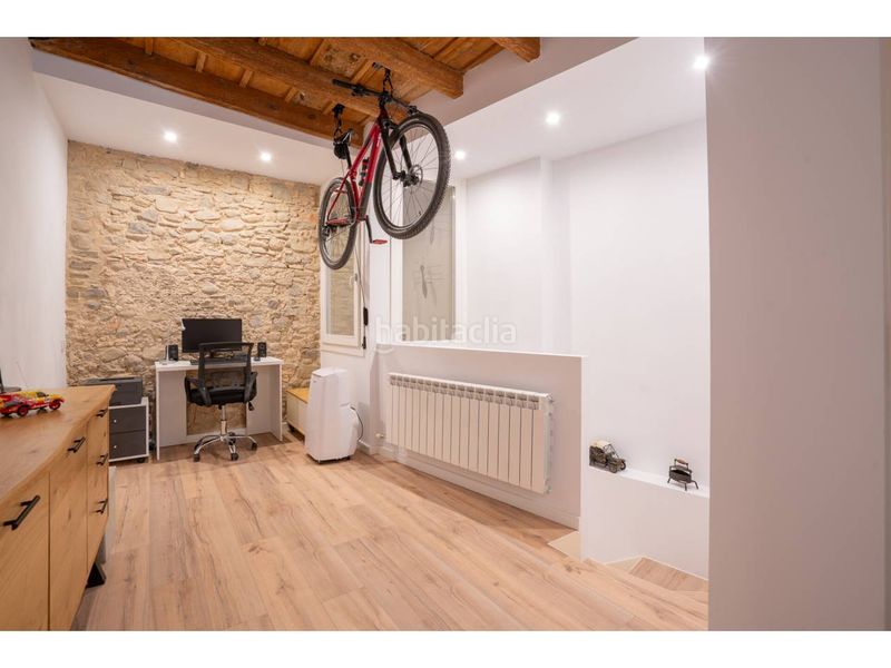 Foto 568eaf5c-e2fd-4f61-9040-6a2df566ce48. Dúplex  en venta en Centre Vic