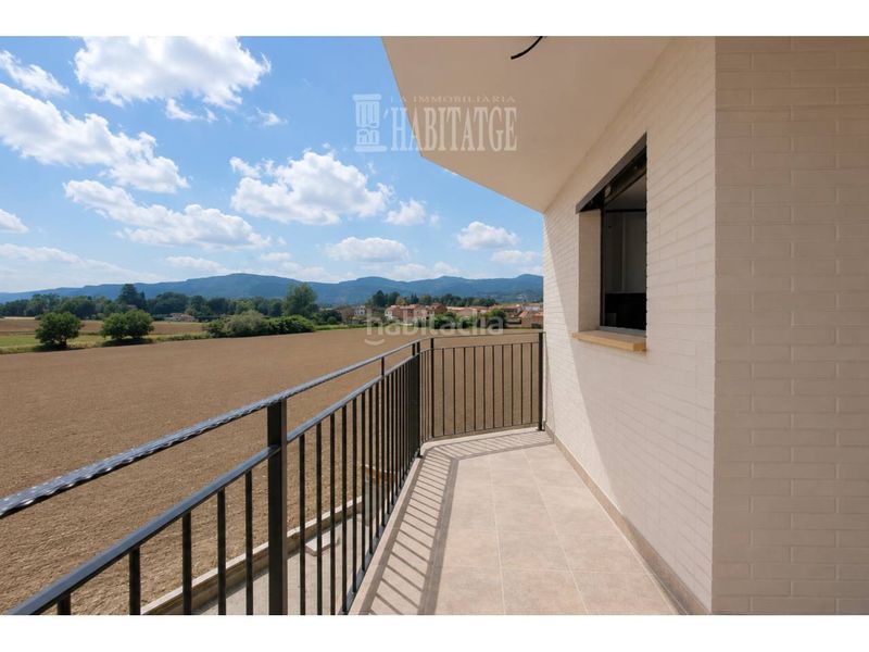 Foto f5dc7544-150a-42f0-8bd9-8af8d9a2b21d. Casa amb aparcament a Tona