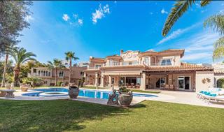 Maison à Nueva Andalucía centro. Impresionante villa en venta en nueva andalucia
