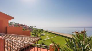 tico en Baha de Marbella. tico dplex en primera lnea de playa en venta en marbella este