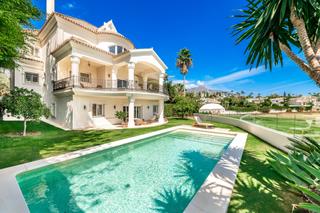 Haus in Nueva Andalucía centro. Villa impresionante de estilo andaluz en primera línea de golf e