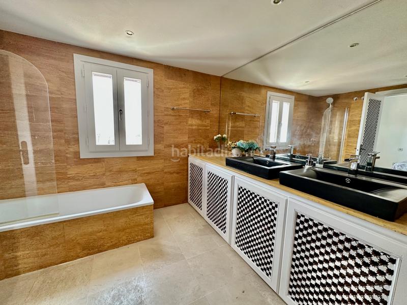 Foto e85a0222-364a-48ae-ad95-4aaba2274e85. Casa aparellada a n/a a La Carolina - Guadalpín Marbella