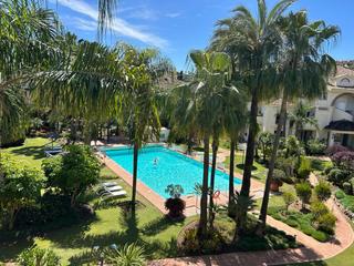 Attique à Nueva Andalucía centro. Dúplex en primera línea de golf en venta en nueva andalucía, mar