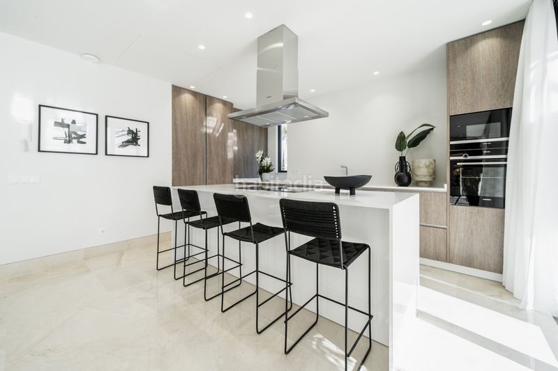 Foto 83dcbf91-4070-4b27-a2f2-b19048f535e6. Casa amb aparcament piscina a Nueva Atalaya Estepona