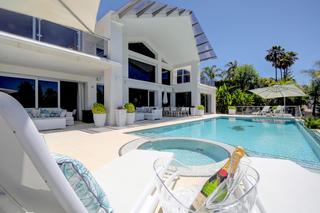 Casa en Los Naranjos. Moderna villa en primera línea de golf en venta en nueva andaluc