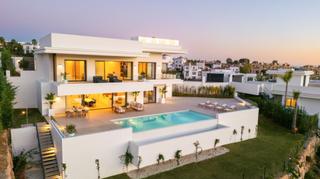 Casa a La Concha - Resina Golf. Espectacular villa con vistas al golf en venta en la nueva milla
