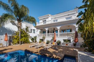 Casa en Nagüeles Alto. Ecantadora villa mediterranea a la venta en nagüeles