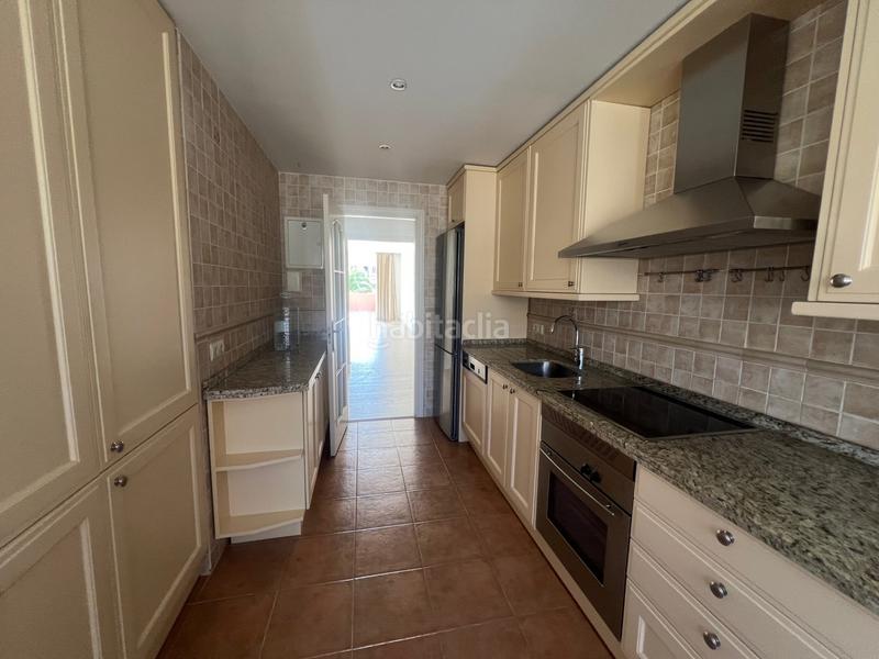 Foto 564863bb-a4ee-4e53-bba3-7c6eeb24ca88. Location attique avec parking piscine dans Puerto Banús Marbella