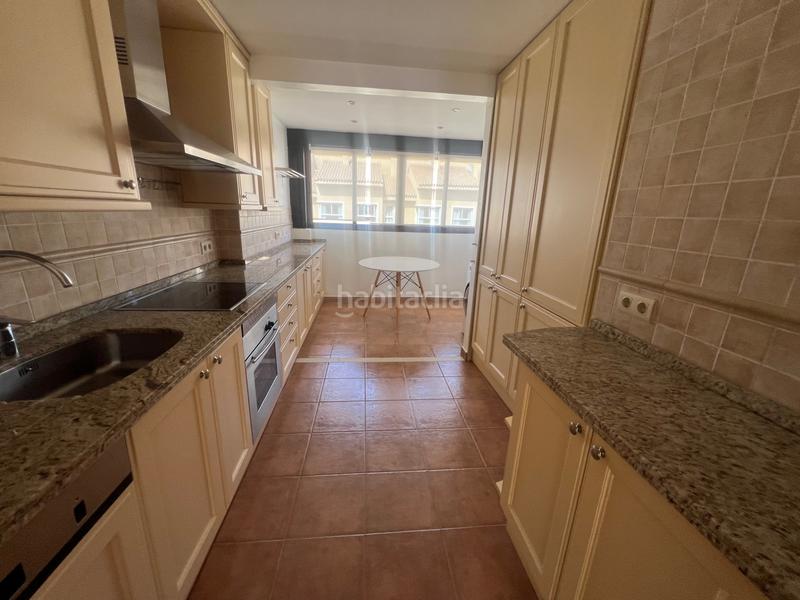 Foto b43ae21b-841e-49a6-a52d-8c4762812143. Location attique avec parking piscine dans Puerto Banús Marbella