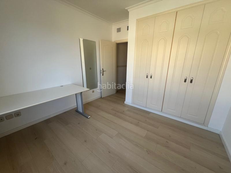 Foto b9d3d984-e069-4b5a-b6f2-706a13c3cb42. Location attique avec parking piscine dans Puerto Banús Marbella