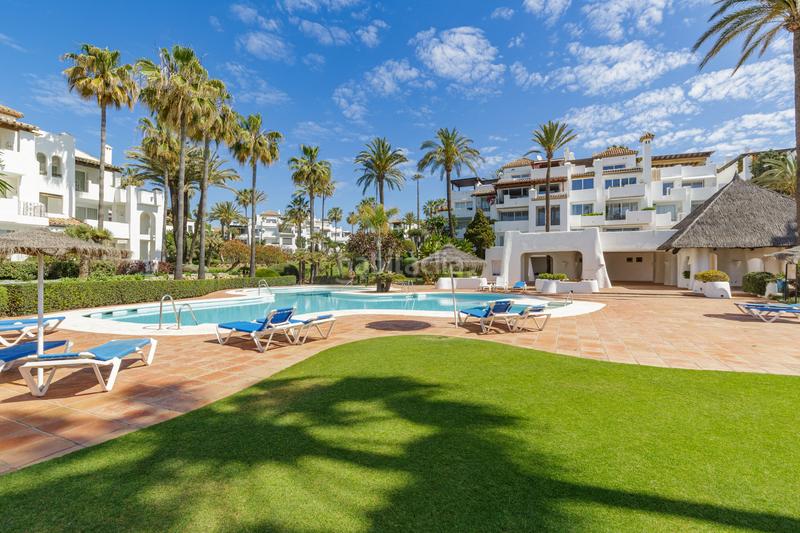 Foto 63d3ba50-b936-4fb4-b783-e525f89ec1c6. Attico con piscina in Zona de Punta Plata Estepona
