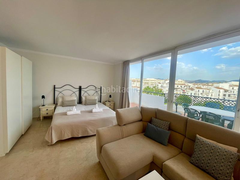 Foto 15d502bf-46ae-405d-8900-64a8e4765d38. Ático encantador ático dúplex en el corazón de Puerto Banús en Marbella