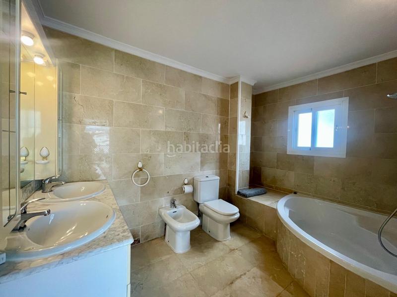 Foto 5a0a51b9-e5b8-44cb-923f-323eb20691a2. Ático encantador ático dúplex en el corazón de Puerto Banús en Marbella