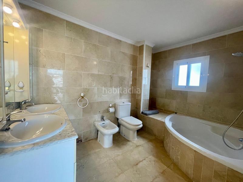 Foto 70a6aadf-8e54-4c73-a6fa-6ddf044c4bd4. Ático encantador ático dúplex en el corazón de Puerto Banús en Marbella