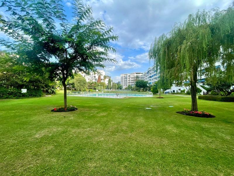 Foto 72224866-487f-4b8d-bb31-42e69d168d4e. Ático encantador ático dúplex en el corazón de Puerto Banús en Marbella
