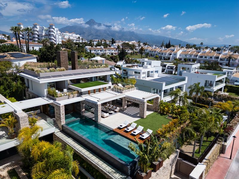 Foto 99f7f0f4-934b-41e4-93dc-93c0afd72b27. Casa excepcional villa de lujo en nueva andalucía con vistas panorámicas en Marbella