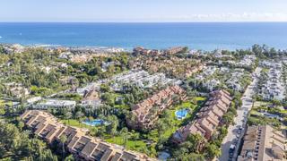 Lloguer Planta baixa a Puerto Banús. Encantador y amplio apartamento en planta baja junto a la playa