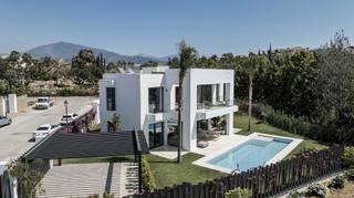 Casa en Nueva Atalaya. Exquisita villa con vistas impresionantes, oasis privado y lujo