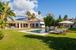 Casa en Los Naranjos. Exquisita villa de 5 dormitorios en la cerquilla con jardines im