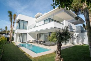 Casa a Las Lomas de Río Verde. Exquisita villa en la milla de oro de marbella  a 100 metros de