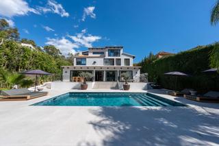 Haus in Nueva Andalucía centro. Villa impresionante con excepcional vida al aire libre en nueva