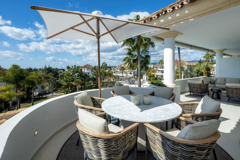 Foto 694b10ec-cd45-458b-b8ce-17b7d742be41. Attique avec parking piscine dans lomas de Marbella club Marbella