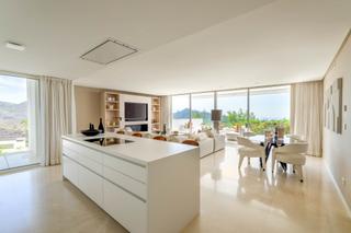 Planta baixa a Ojén. Elegante apartamento en planta baja de 3 dormitorios en palo alt