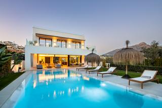 Casa en Los Naranjos. Villa excepcional con vistas impresionantes en nueva andalucía