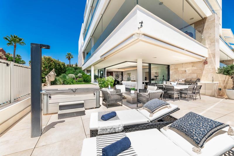 Foto 442c7700-fea2-40ab-a8ee-23fef1e4f3de. Planta baja exquisito apartamento en planta baja en La Quinta con impresionante terraza en Benahavís
