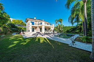 Casa en Los Flamingos. Elegante villa de 6 dormitorios en venta en benahavís