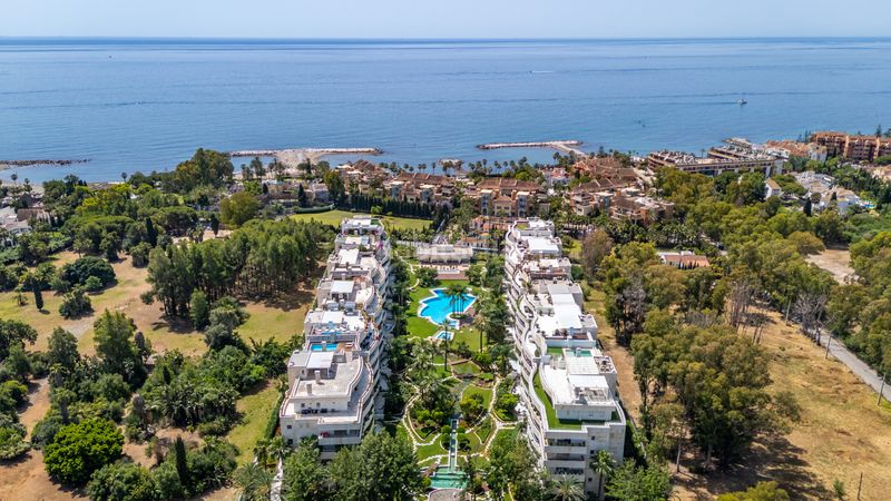 Foto a634b8c7-cfad-4712-8ecf-3df55e7d92b5. Apartament amb aparcament a Puerto Banús Marbella
