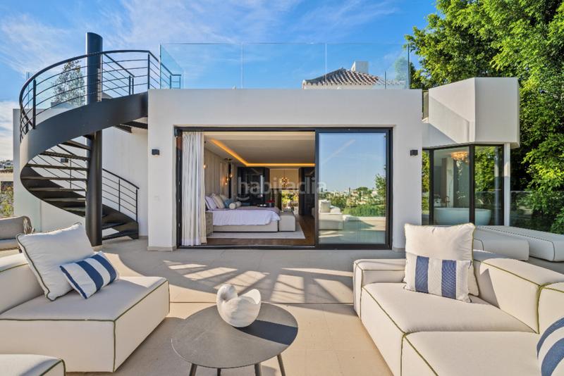 Foto 4ca340c9-8c1f-46aa-a091-2ed918f4bb78. Casa impresionante villa de arquitecto con vistas al golf en primera línea en nueva andalucía en Marbella