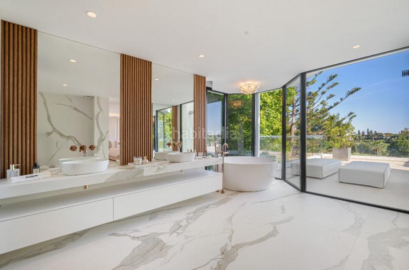 Foto 4e71158c-e54a-48a6-8430-2ca9bd4a6a68. Casa impresionante villa de arquitecto con vistas al golf en primera línea en nueva andalucía en Marbella