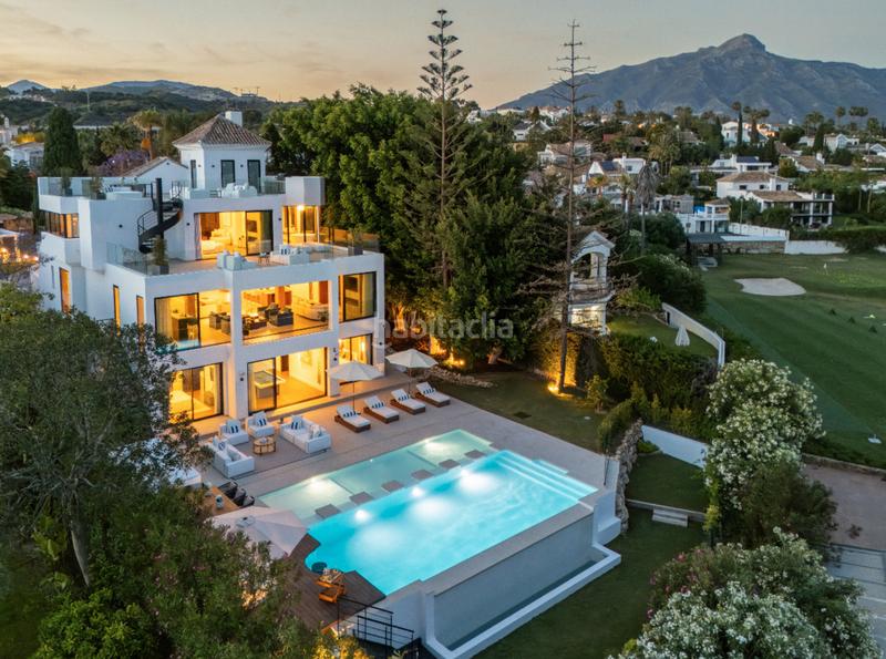 Foto 7f3f6e66-bfd4-4787-af7e-561396f23eae. Casa impresionante villa de arquitecto con vistas al golf en primera línea en nueva andalucía en Marbella