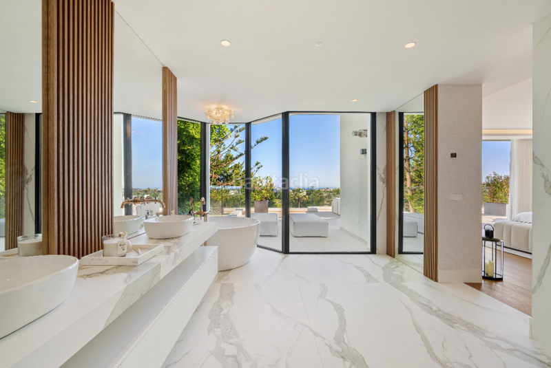 Foto 8617e5f0-e9e5-4b9b-941e-3a019ca8e8d4. Casa impresionante villa de arquitecto con vistas al golf en primera línea en nueva andalucía en Marbella