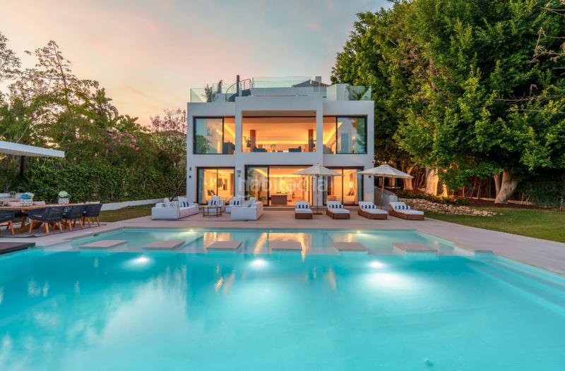 Foto 9492d10a-1b89-483a-81c2-b84080964be6. Casa impresionante villa de arquitecto con vistas al golf en primera línea en nueva andalucía en Marbella
