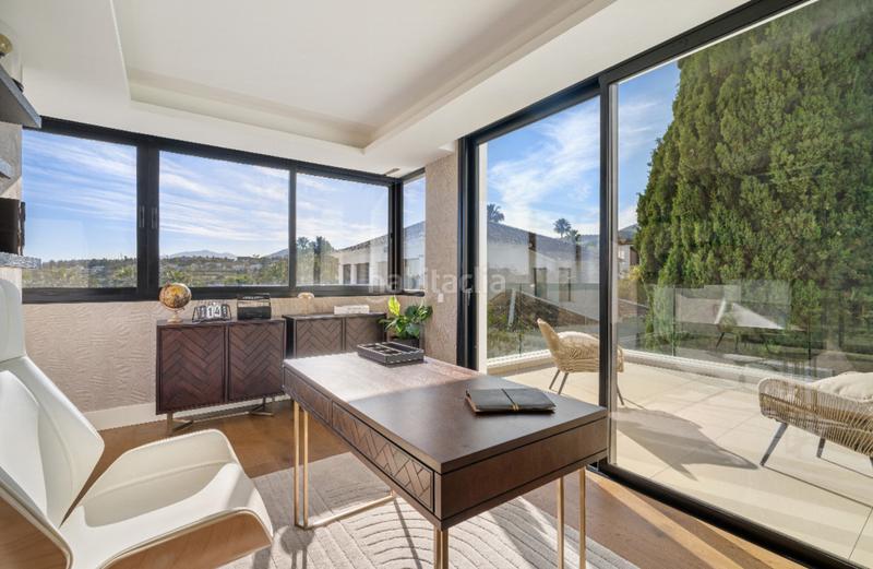 Foto bb31d5b9-7765-4c2e-a897-0ca1f299b471. Casa impresionante villa de arquitecto con vistas al golf en primera línea en nueva andalucía en Marbella