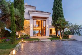 Casa en Los Naranjos. Impresionante villa de arquitecto con vistas al golf en primera