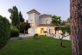 Maison à Las Brisas. Villa privada en el corazón de nueva andalucía