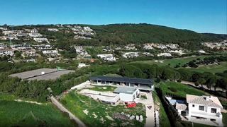 Casa en Sotogrande Alto. Casa de madera maciza en venta con vistas impresionantes a gibra