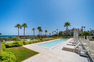Maison jumelée à El Velerín. Exclusiva casa adosada en primera línea de playa con piscina pri