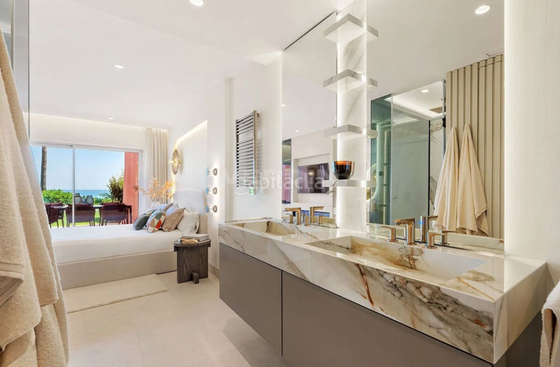Foto a9561256-8afa-4383-a14c-a66c8b871e17. Planta baja apartamento costero en venta en menara beach, en Estepona